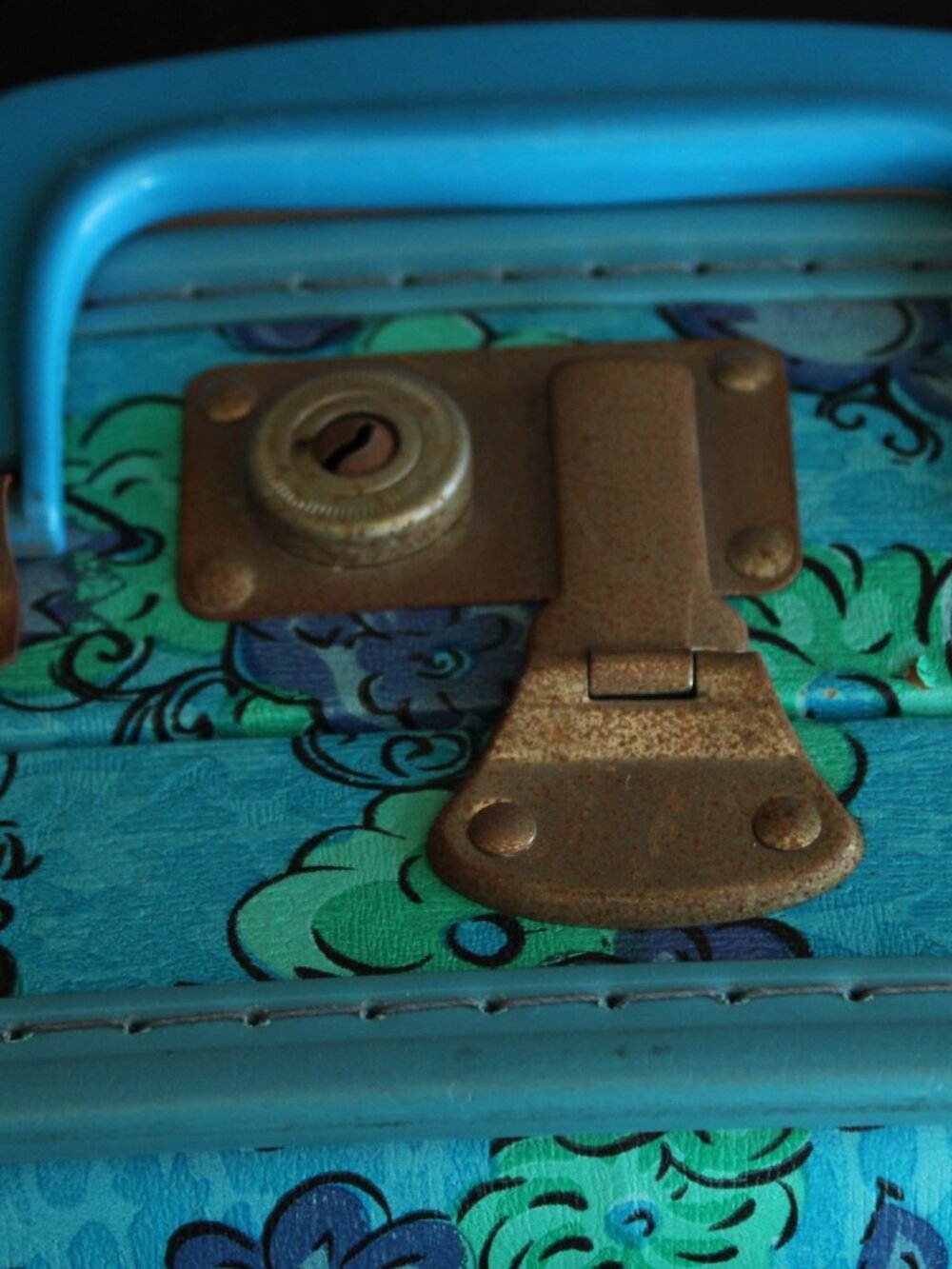 Vintage 1960s Suitcase, Floral Print Hard Side Travel Case,  Mirror Inside - Picture 3 of 10